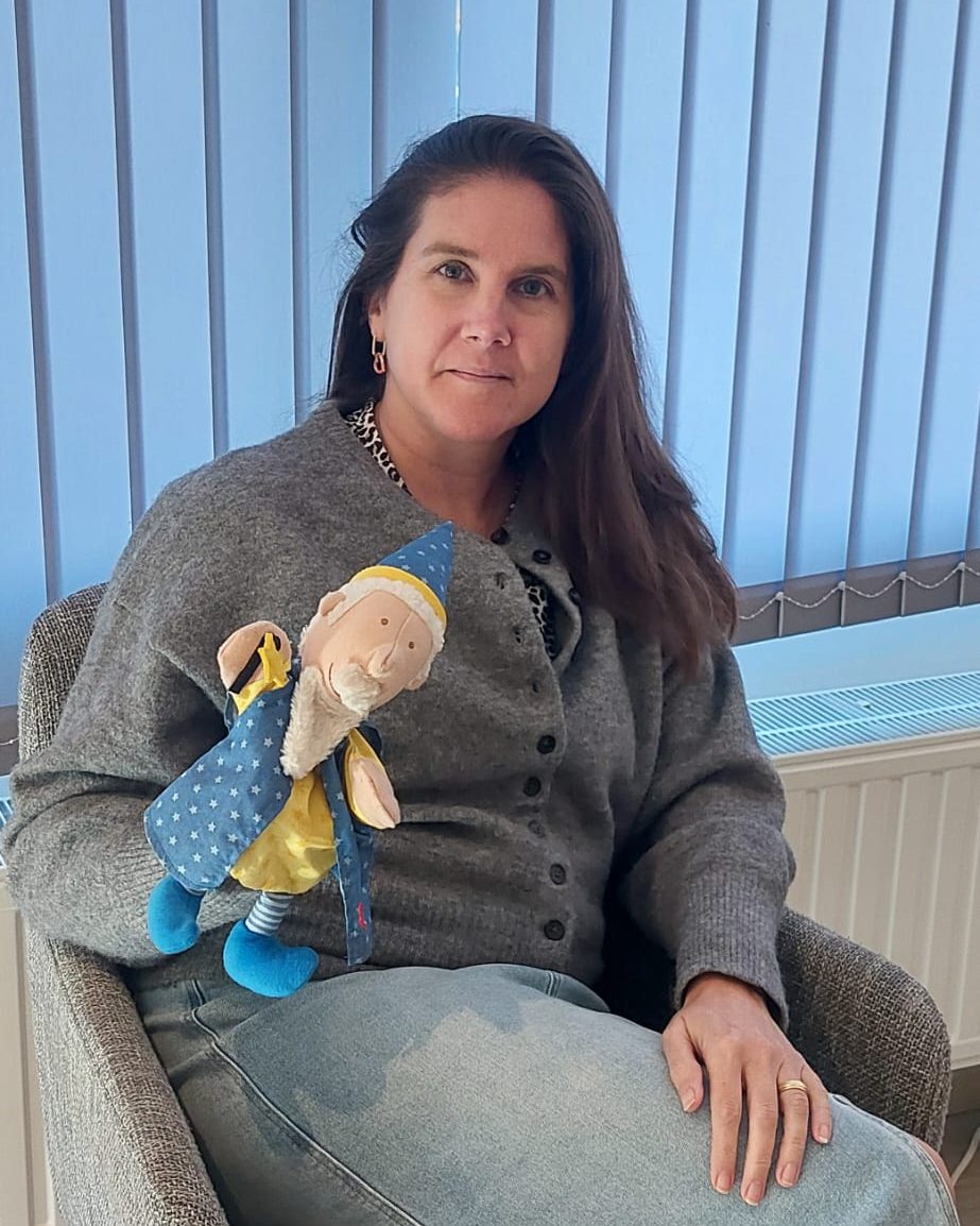Tini Hilgert, kinderpsychologe, met een toverknuffel op schoot